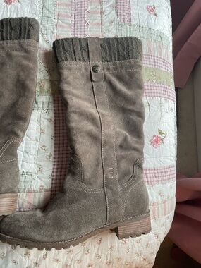 Women's Suede Mid-Calf Heeled Boots in Taupe